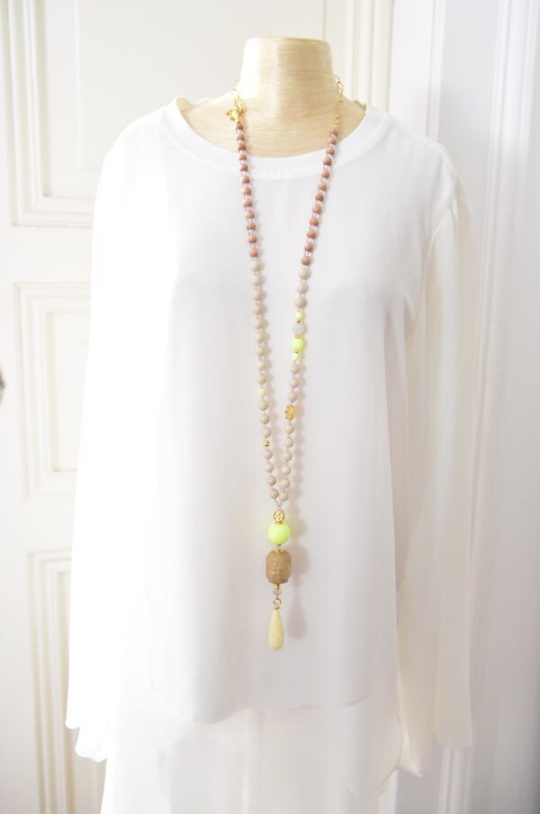 Neon Lime Rosenholzkette mit goldenen Highlights, hellem Jaspis und geschnitztem Buddhakopf  vergoldeter Lotusblüte und verziertem Tropfen in Ivory – Bild 7