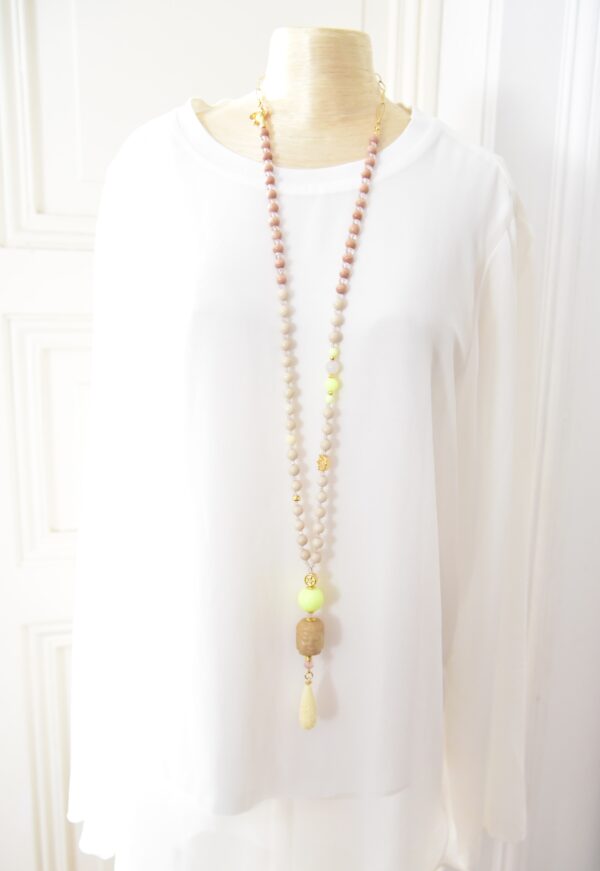 Neon Lime Rosenholzkette mit goldenen Highlights, hellem Jaspis und geschnitztem Buddhakopf  vergoldeter Lotusblüte und verziertem Tropfen in Ivory – Bild 2