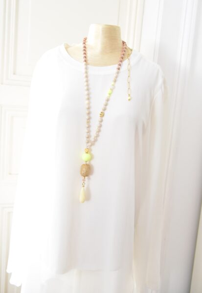 Neon Lime Rosenholzkette mit goldenen Highlights, hellem Jaspis und geschnitztem Buddhakopf  vergoldeter Lotusblüte und verziertem Tropfen in Ivory – Bild 5
