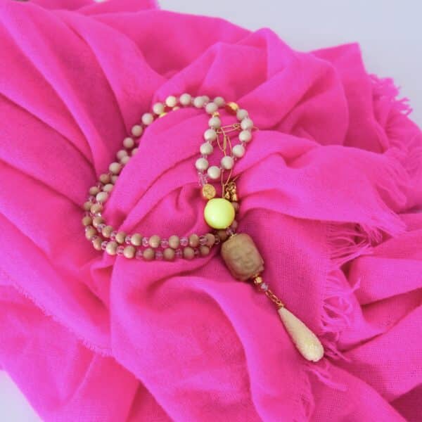 Neon Lime Rosenholzkette mit goldenen Highlights, hellem Jaspis und geschnitztem Buddhakopf  vergoldeter Lotusblüte und verziertem Tropfen in Ivory – Bild 3