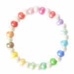 Highlight * Regenbogen Pastell glänzendes Sommerarmband mit weißen Perlen und metallisch glänzenden Pony Glasperlen
