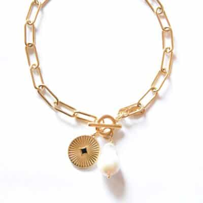 Vergoldete kurzkette mit weißer Barockperle und rundem Anhänger