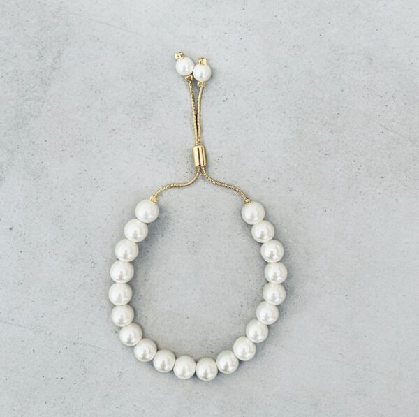 MUSTER 8 mm weißes Perlen Armband  mit Goldkette und Schiebekettchen schlicht und klassisch – Bild 1