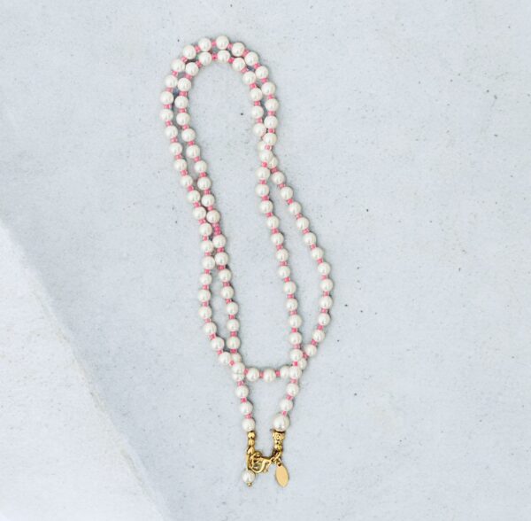 Halskette AIDA aus weißen Perlen mit pink farbenen Highlights und Zuchtperle – Bild 2
