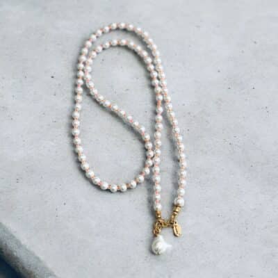 Halskette AIDA aus weißen Perlen mit neon orange farbenen Highlights und Barockperle