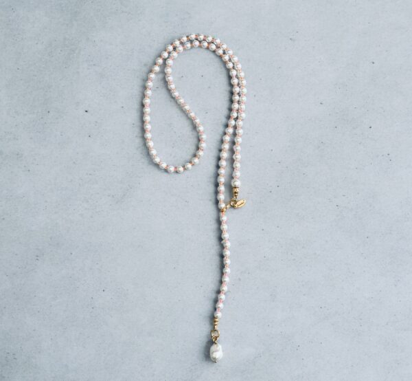 Halskette AIDA aus weißen Perlen mit neon orange farbenen Highlights und Barockperle – Bild 2