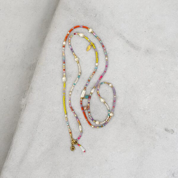 Bunte Longkette SILJA aus buntem Glas, Muschel, Jade und Barockperlen Bunte Layering Kette – Bild 4