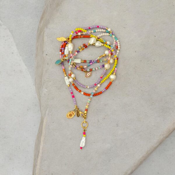 Bunte Longkette SILJA aus buntem Glas, Muschel, Jade und Barockperlen Bunte Layering Kette – Bild 6
