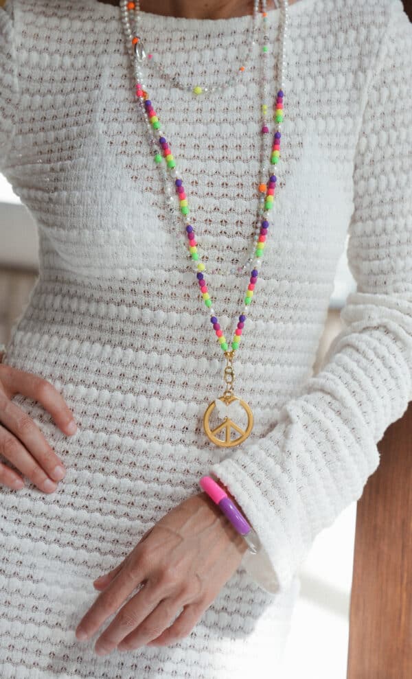 Butterfly Bettelkette Peace Neon Regenbogen  aus hochwertigen Muschelkernperlen mit Neon Glassbeads – Bild 2