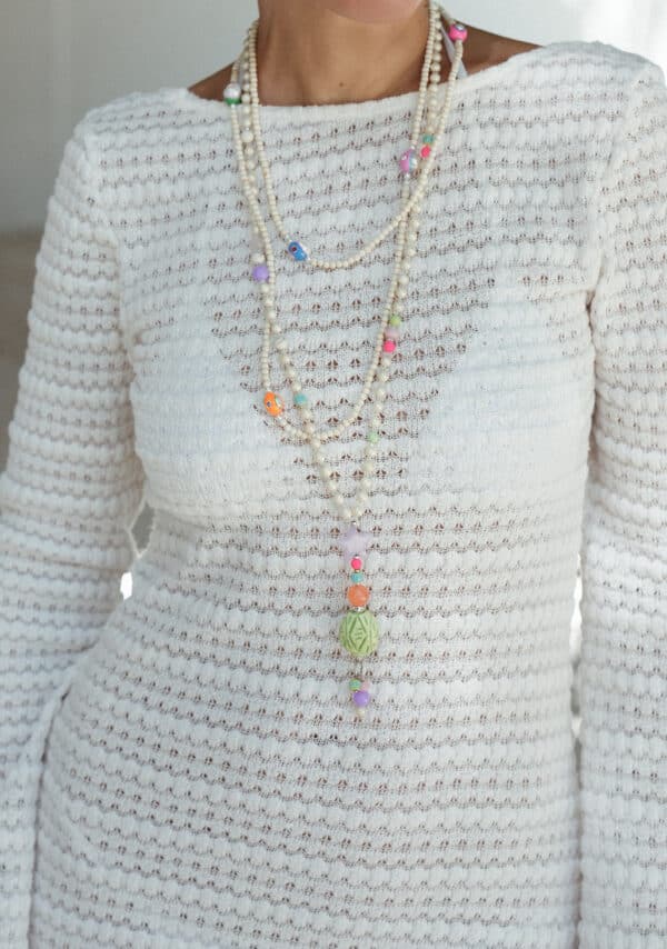 MUSTER Longkette aus beigen Natursteinkugeln und handbemalten Barockperlen mit Strasssteinen besetzt – Bild 5