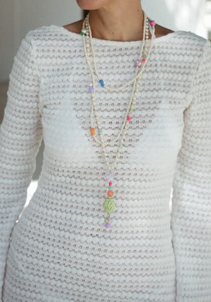 MUSTER Longkette aus beigen Natursteinkugeln und handbemalten Barockperlen mit Strasssteinen besetzt – Bild 2