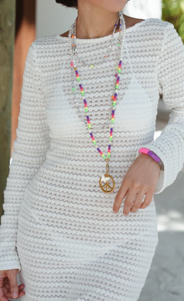 Butterfly Bettelkette Peace Neon Regenbogen  aus hochwertigen Muschelkernperlen mit Neon Glassbeads – Bild 5