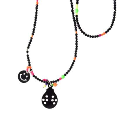 Schwarze Longkette aus Glasschliffperlen mit Neon Perlen, Horn Käfer Anhänger und Happy Face
