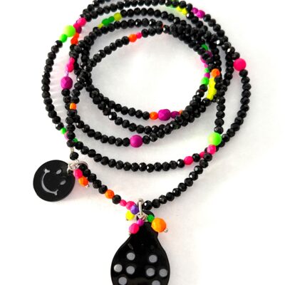 Schwarze Longkette aus Glasschliffperlen mit Neon Perlen, Horn Käfer Anhänger und Happy Face