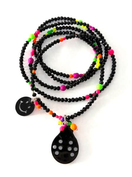 Schwarze Longkette aus Glasschliffperlen mit Neon Perlen, Horn Käfer Anhänger und Happy Face