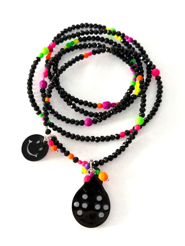 Schwarze Longkette aus Glasschliffperlen mit Neon Perlen, Horn Käfer Anhänger und Happy Face – Bild 2