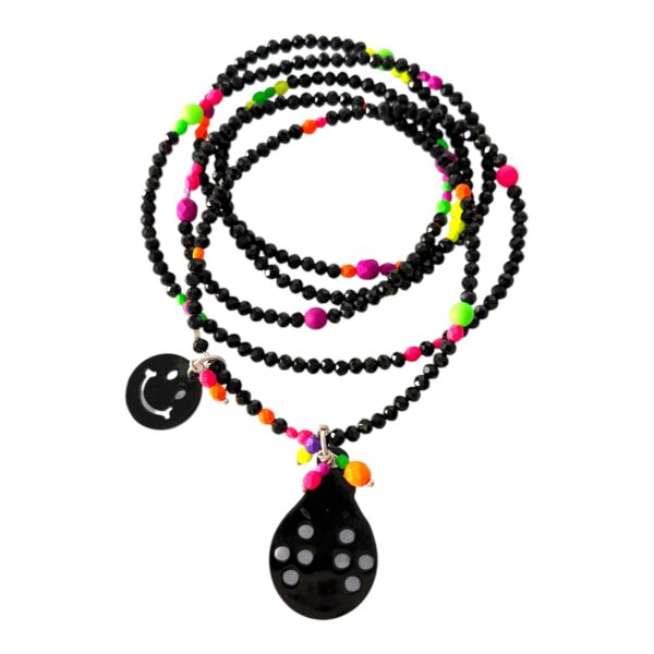 Schwarze Longkette aus Glasschliffperlen mit Neon Perlen, Horn Käfer Anhänger und Happy Face – Bild 4