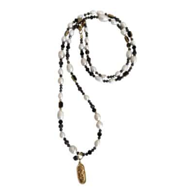 MUSTER Schwarz Weiß Bettelkette aus unregelmäßigen Perlen und schwarzen Glaskristallen