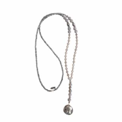 MUSTER Graue Y-Halskette aus mattem Glas mit grauem Achat und kleiner Münze