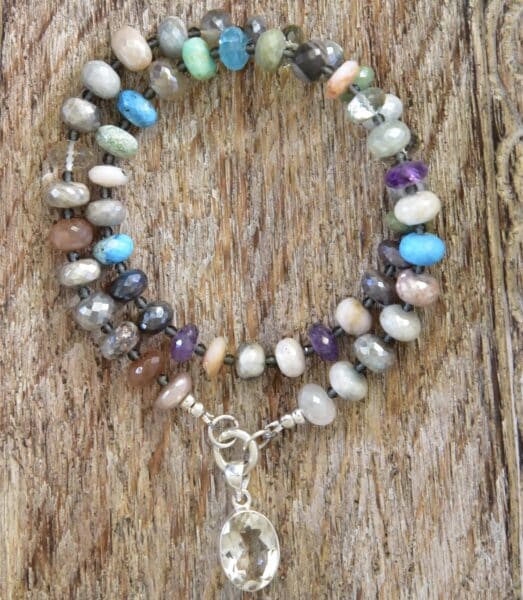 Extravavagante Edelsteinkette aus hochwertigen Rondellen mit in Silber gefassten Bergkristall Anhänger Chrysopras Türkis  Amethyst  Mondstein Bergkristall – Bild 2