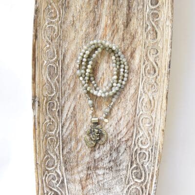 One of a kind `Einzelstück - Kette Labradorit, Pyrit, Silber und OM Anhänger – Bild 4