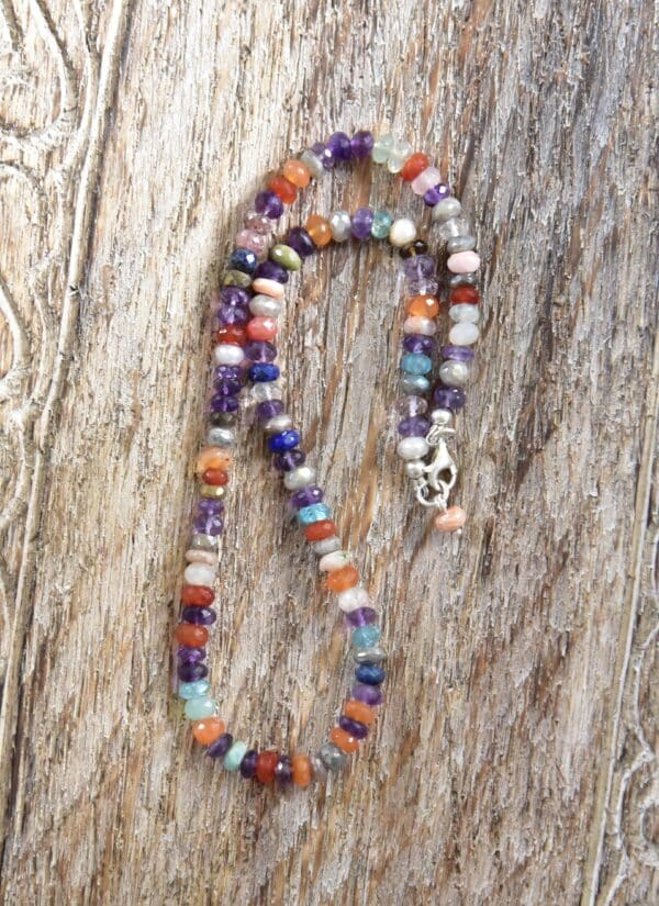 Feine Eelsteinkette aus facettierten Rondellen Aquamarin Amethyst Karneol Lapis Lazuli – Bild 3