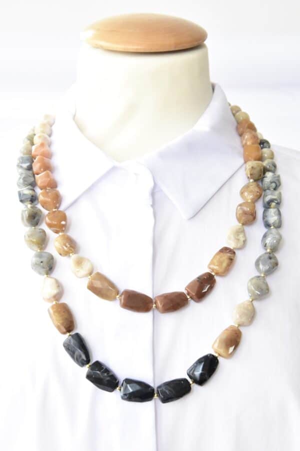 *LIMITIERT* Mittellange Halskette in Edelsteinoptik in Schwarz Grau Beige – Bild 5