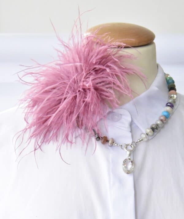 Stylische Federbrosche in Altrosa – Bild 1