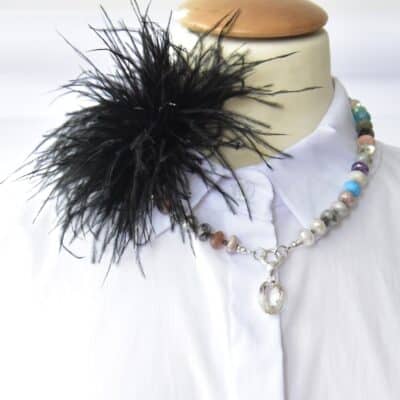 Stylische Federbrosche in Electric Schwarz