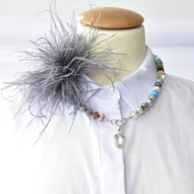 Stylische Federbrosche in Hellgrau