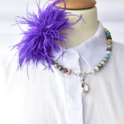 Stylische Federbrosche in Electric Purple Lila