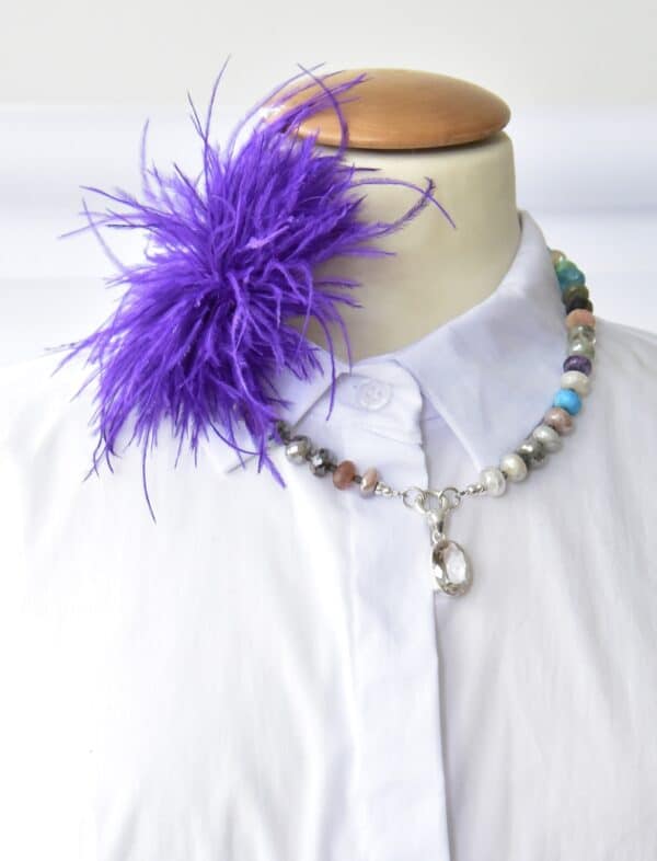 Stylische Federbrosche in Electric Purple Lila – Bild 1