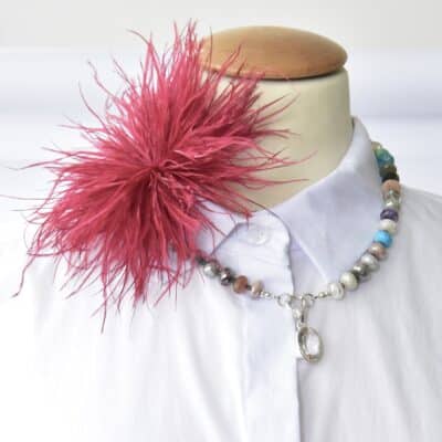 Stylische Federbrosche in Bordeaux Rot