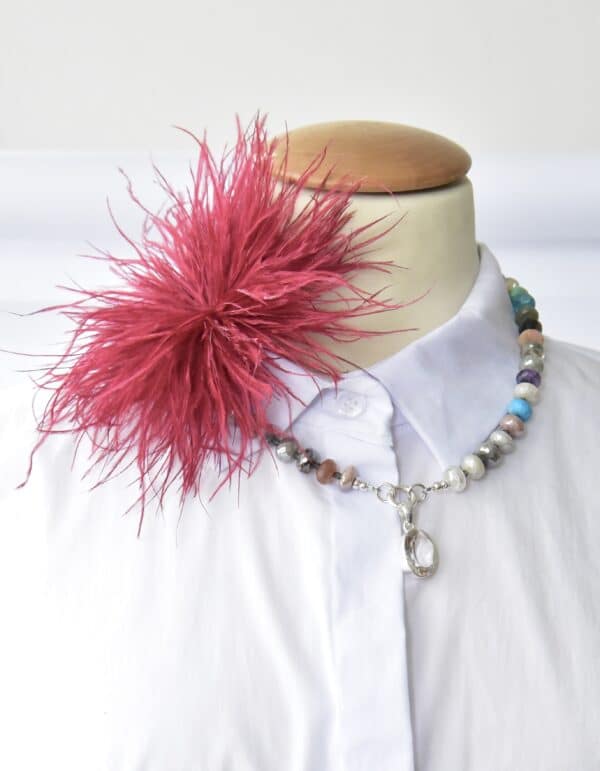 DSC_2510 Stylische Federbrosche in Bordeaux Rot – Bild 1