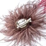 Stylische Federbrosche in Hellgrau – Bild 2