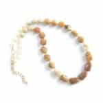 *LIMITIERT* Mittellange Halskette in Edelsteinoptik in Caramel Beige – Bild 4