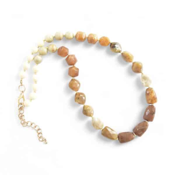 *LIMITIERT* Mittellange Halskette in Edelsteinoptik in Caramel Beige – Bild 4