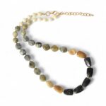 *LIMITIERT* Mittellange Halskette in Edelsteinoptik in Schwarz Grau Beige – Bild 4