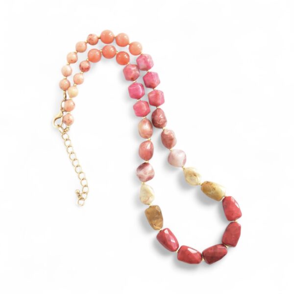 *LIMITIERT* Mittellange Halskette in Edelsteinoptik in Himbeere mit Braun – Bild 3