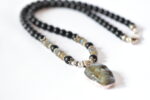 Kraftvolle Labradorit Skull Onyx Halskette mittellang – Bild 3