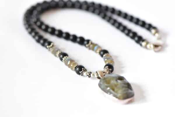 Kraftvolle Labradorit Skull Onyx Halskette mittellang – Bild 3