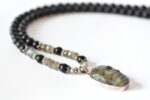 Kraftvolle Labradorit Skull Onyx Halskette mittellang – Bild 4