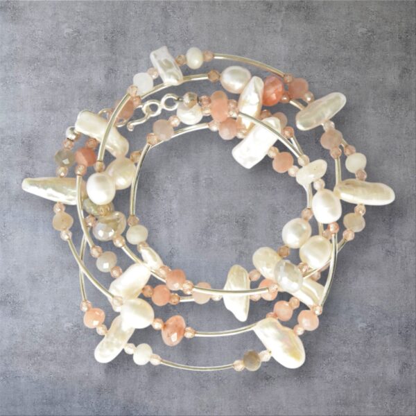 Feine Silberkette mit zarten Mondsteinen und weißen Barockperlen Einzelstück – Bild 3