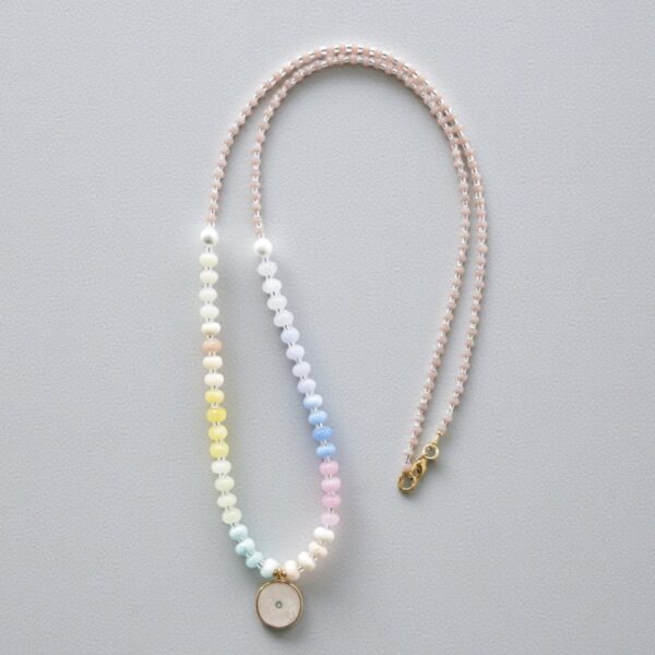 Edle Halskette mit Edelstein Rondellen und vergoldetem Medaillon