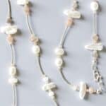 Feine Silberkette mit zarten Mondsteinen und weißen Barockperlen Einzelstück – Bild 2