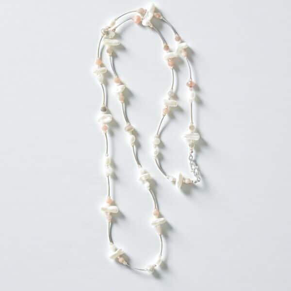 Feine Silberkette mit zarten Mondsteinen und weißen Barockperlen Einzelstück – Bild 5