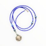 MUSTER Leuchtende Y-Halskette aus Glas mit Jaspis und versilberter Münze blaugrün – Bild 2