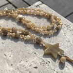 Bettelkette in Beige mit Fossil Jaspis – Lange Boho Halskette mit Horn Stern