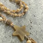 Bettelkette in Beige mit Fossil Jaspis – Lange Boho Halskette mit Horn Stern – Bild 4
