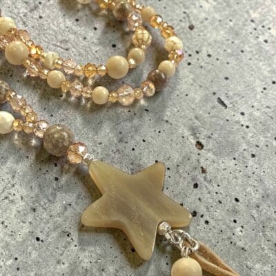 Bettelkette in Beige mit Fossil Jaspis – Lange Boho Halskette mit Horn Stern – Bild 4